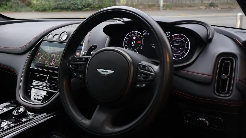 Aston Martin DBX, 4/10