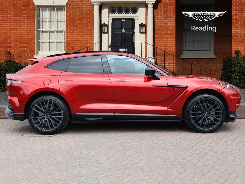 Aston Martin DBX, 6/10