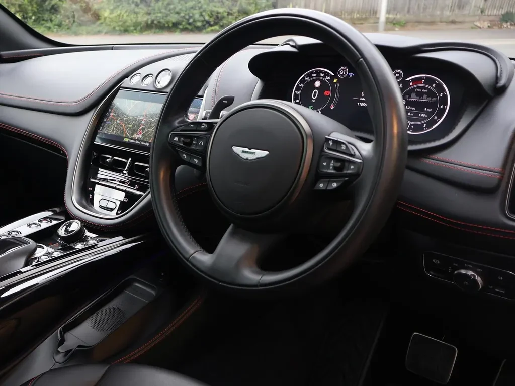 Aston Martin DBX, 8/10