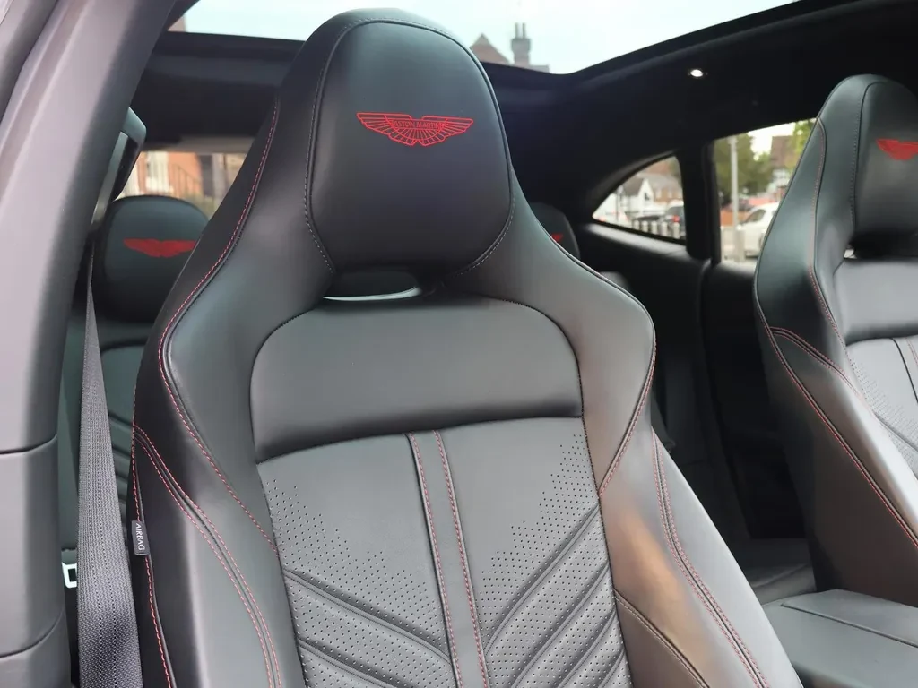 Aston Martin DBX, 9/10