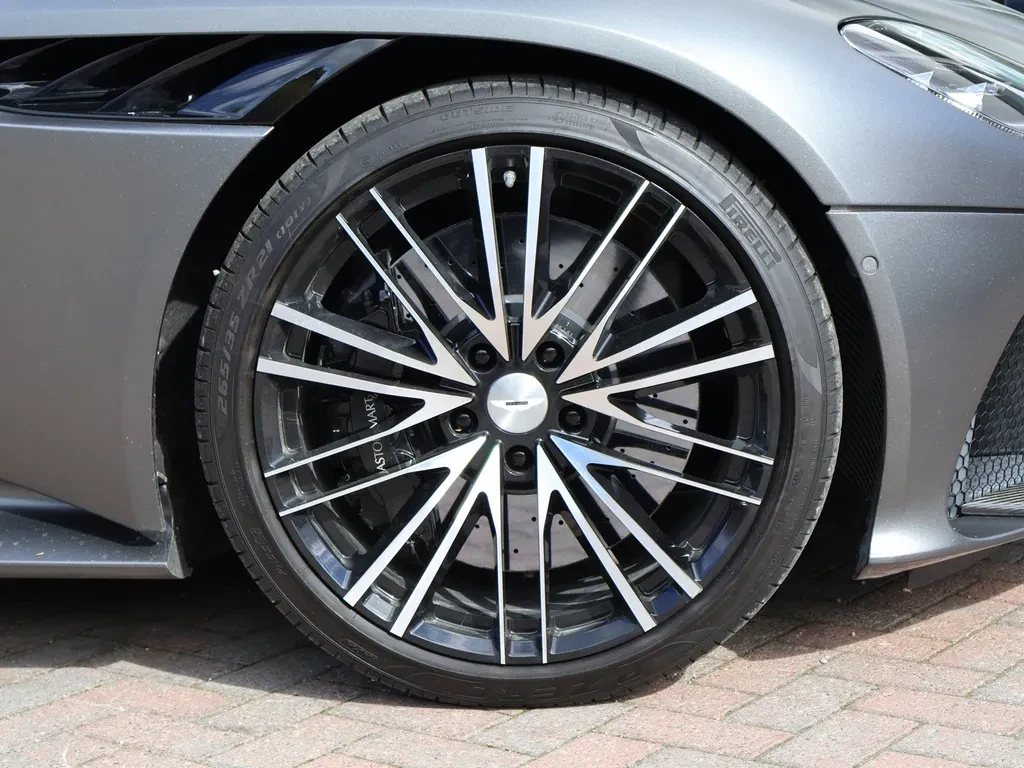 Aston Martin DBS, 4/10