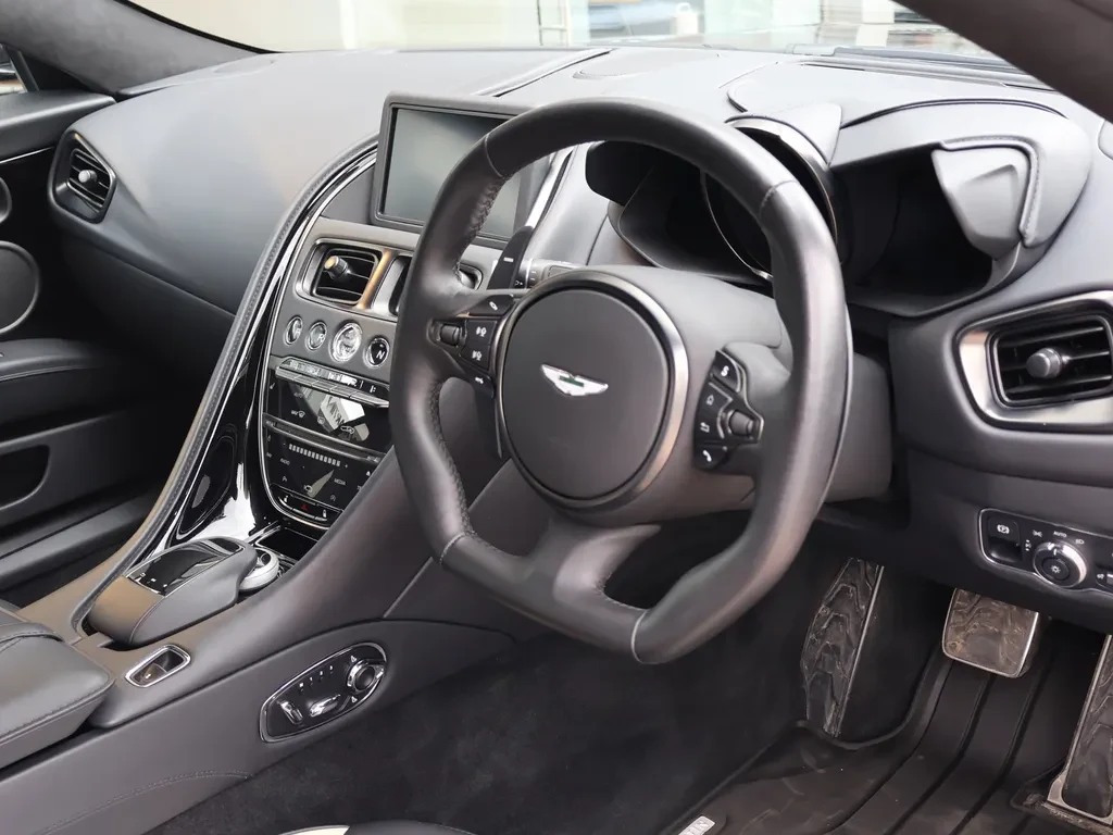 Aston Martin DBS, 3/10