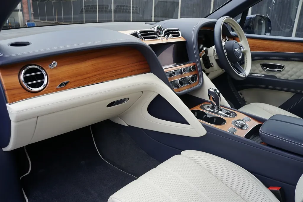 Bentley Bentayga, 2/10