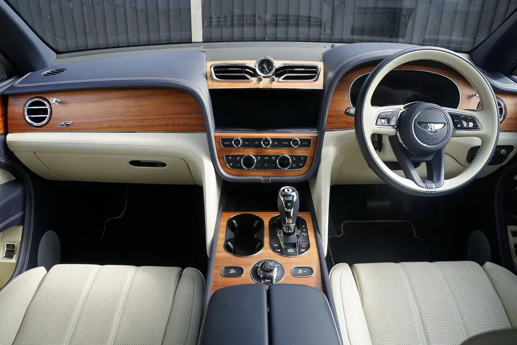 Bentley Bentayga, 4/10