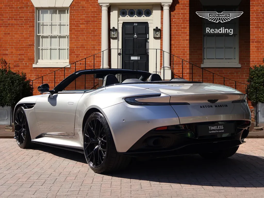 Aston Martin DB12, 2/10