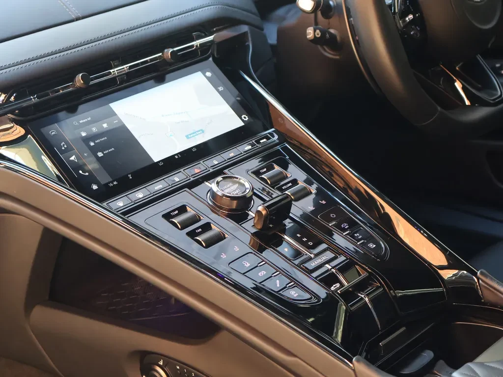 Aston Martin DB12, 10/10