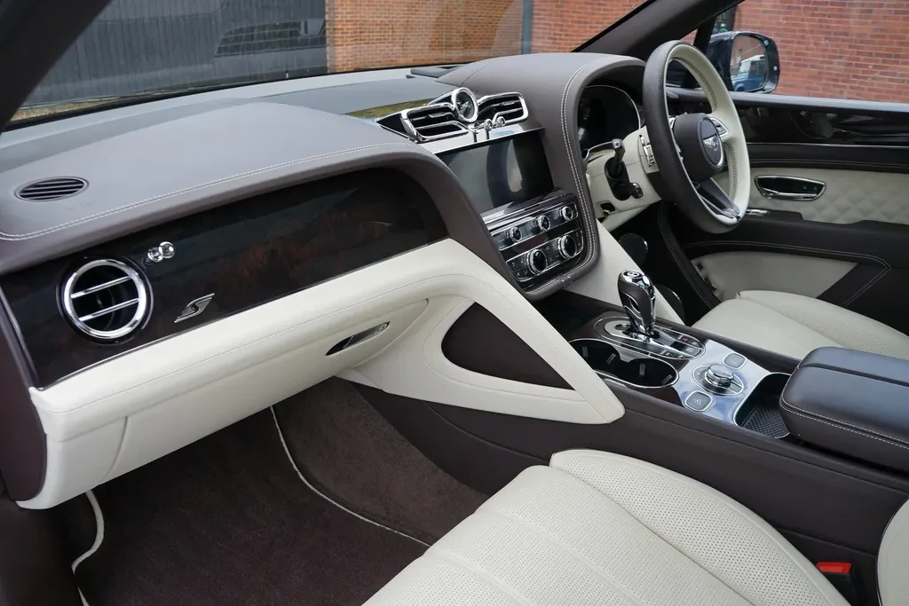 Bentley Bentayga, 2/10