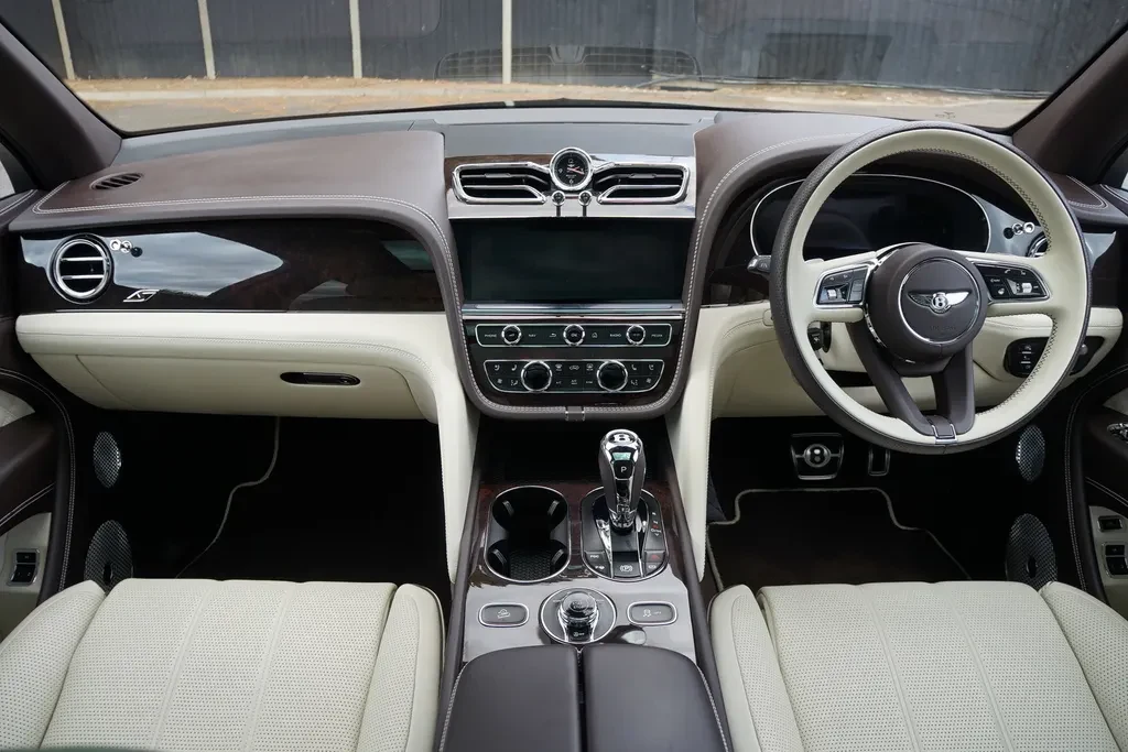 Bentley Bentayga, 4/10