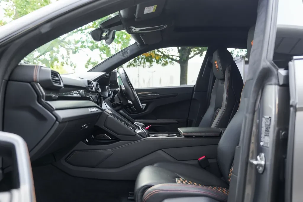 Lamborghini Urus, 6/10
