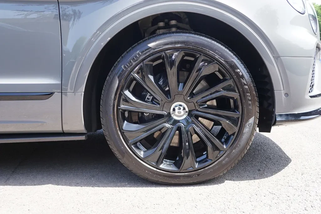 Bentley Bentayga, 6/10