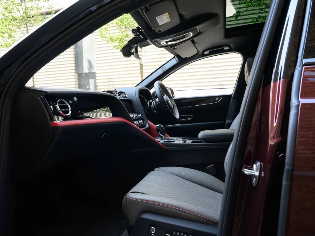 Bentley Bentayga, 2/10