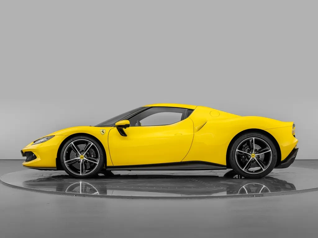Ferrari 296 GTB, 4/10