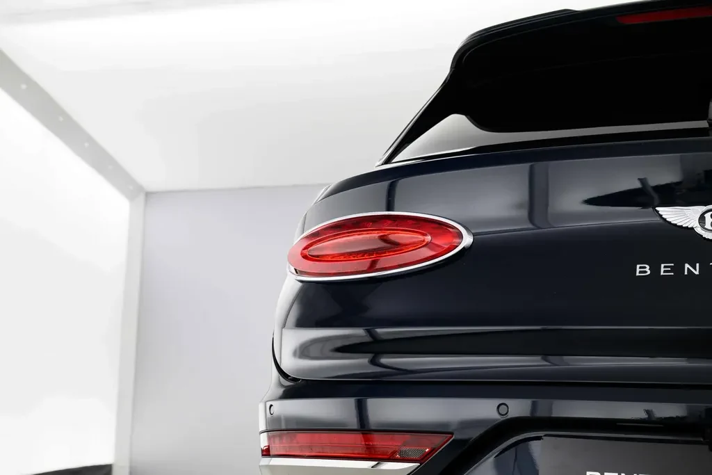 Bentley Bentayga, 6/10