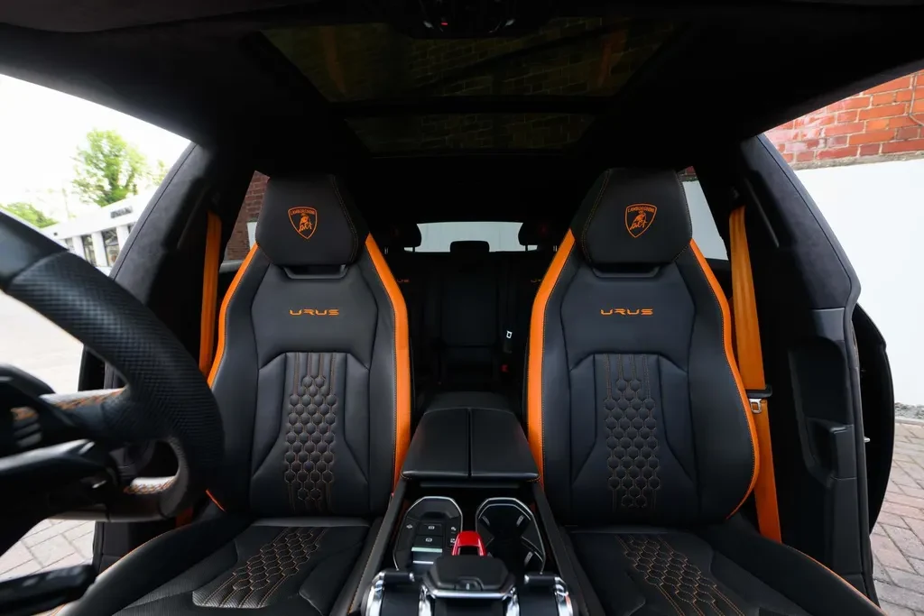 Lamborghini Urus S, 7/10