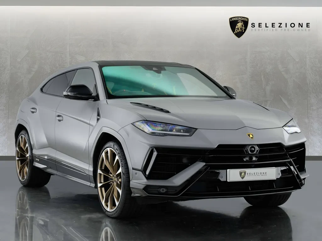 Lamborghini Urus S, full-car front three-quarter view.