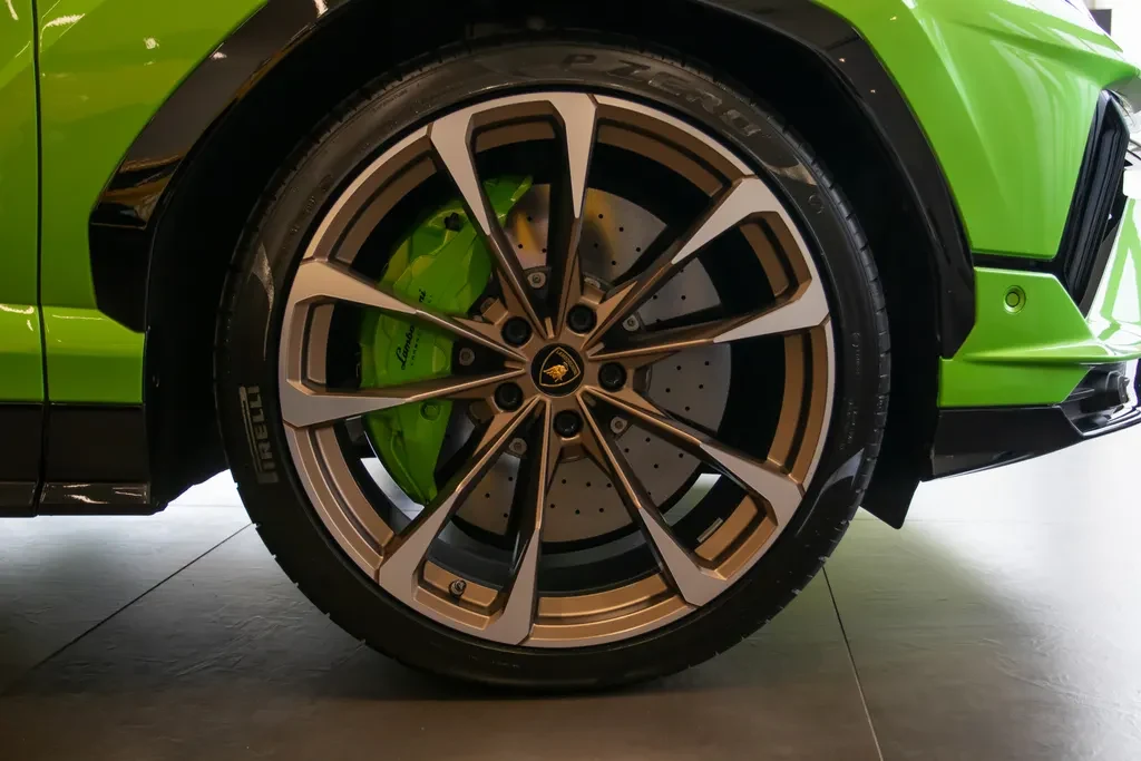 Lamborghini Urus, 8/10