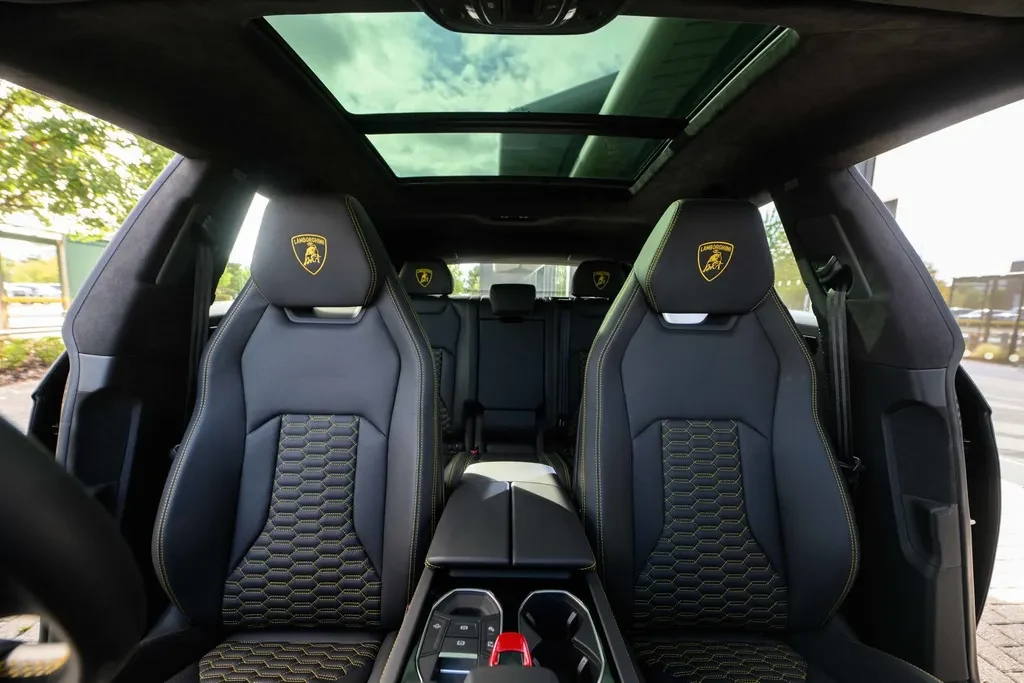Lamborghini Urus, 7/10