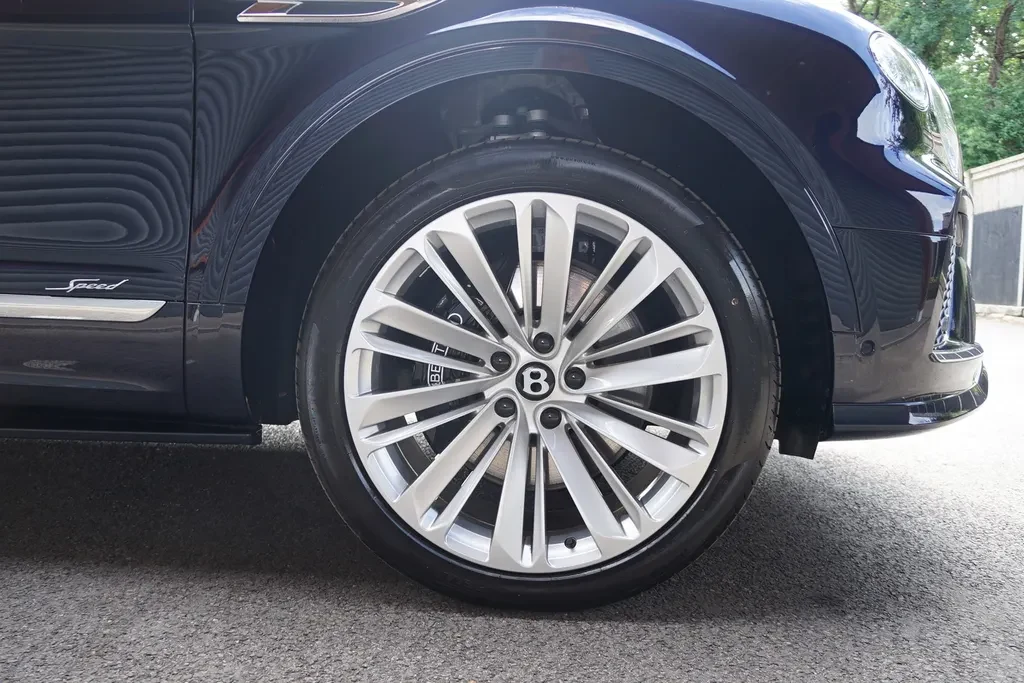 Bentley Bentayga, 6/10