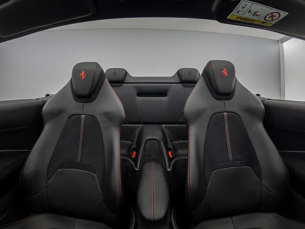 Ferrari Roma Spider, 9/10