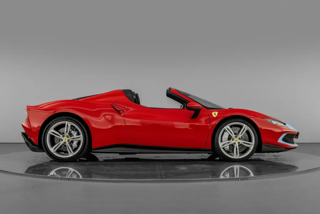 Ferrari 296 GTS, 3/10