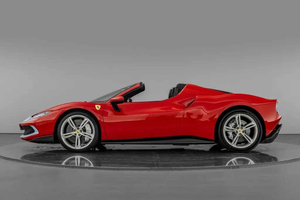 Ferrari 296 GTS, 6/10