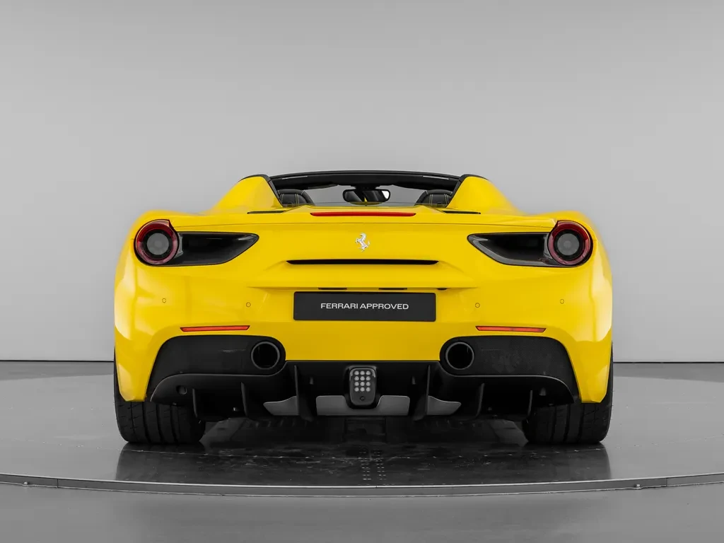 Ferrari 488 Spider, 6/10