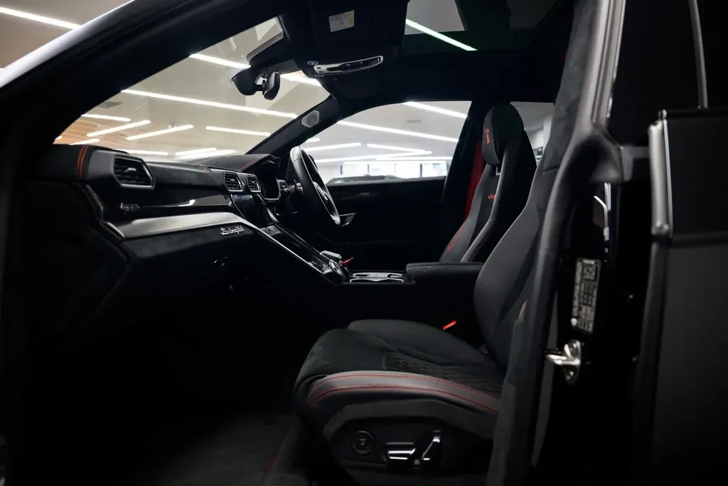 Lamborghini Urus Performante, 6/10