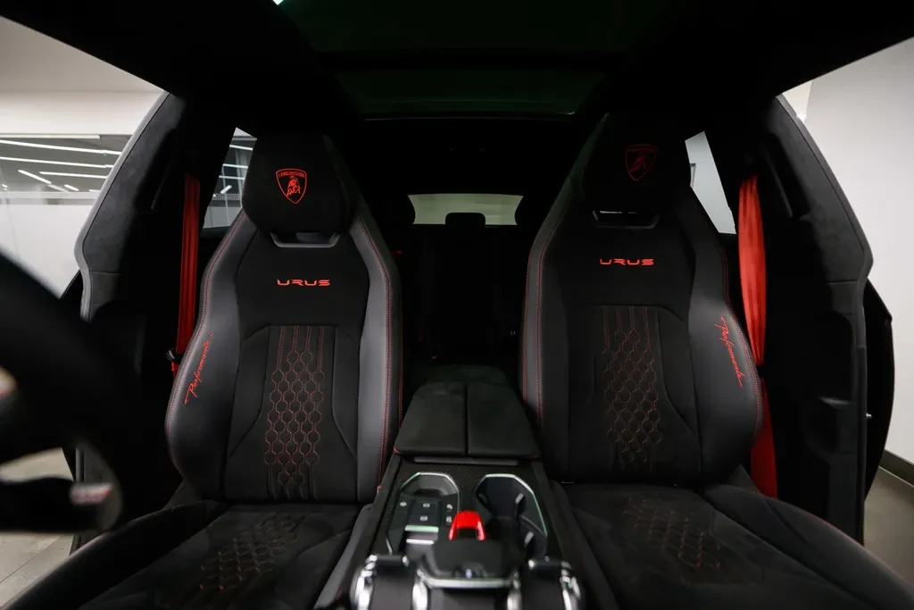 Lamborghini Urus Performante, 7/10