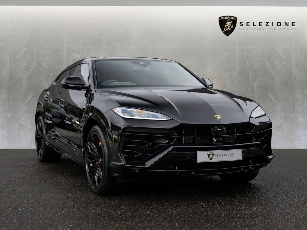 Lamborghini Urus SE, full-car front three-quarter view.