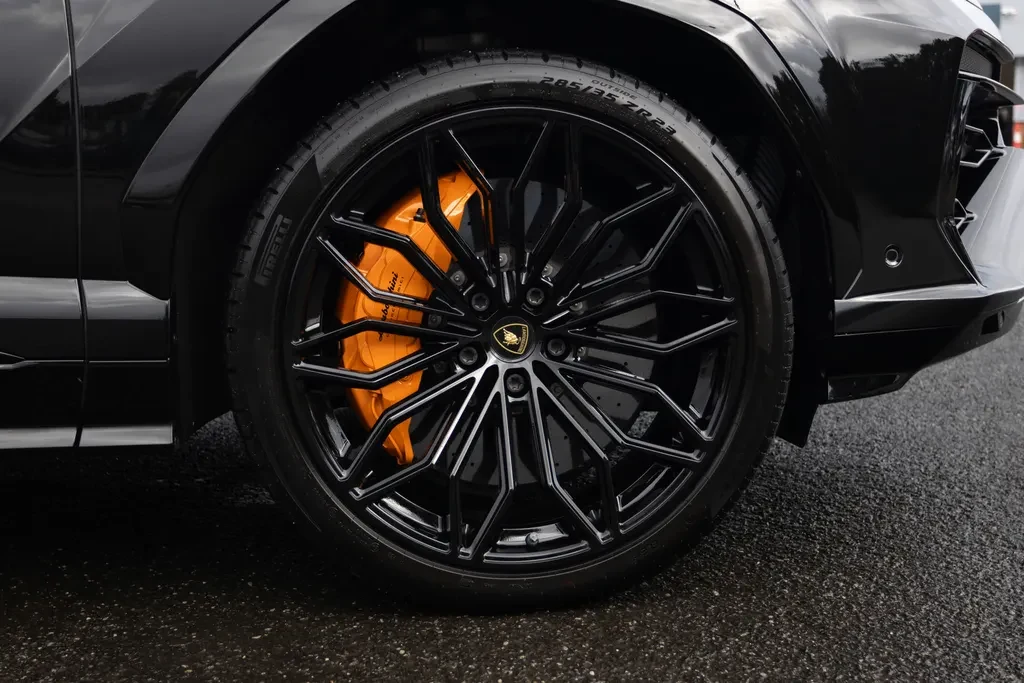 Lamborghini Urus SE, 7/10