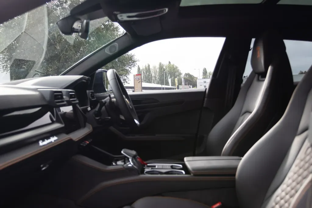 Lamborghini Urus SE, 8/10