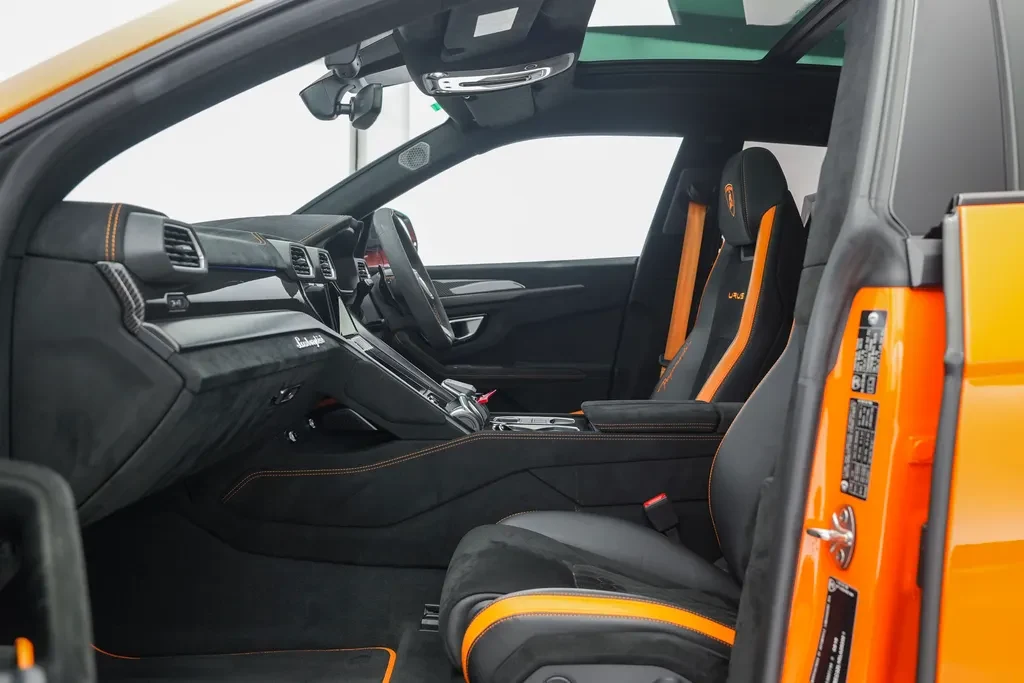 Lamborghini Urus Performante, 6/10