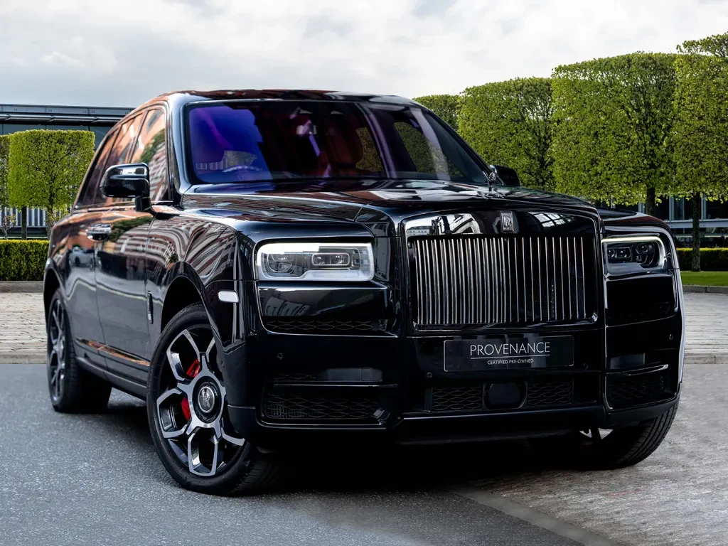 Rolls-Royce Cullinan, full-car front three-quarter view.