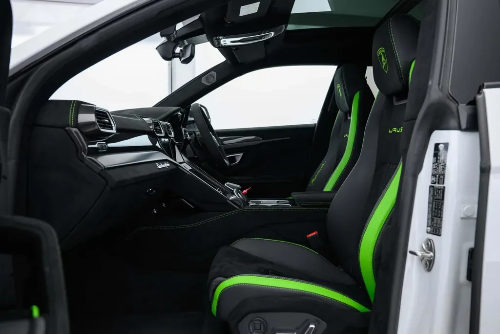 Lamborghini Urus Performante, 6/10