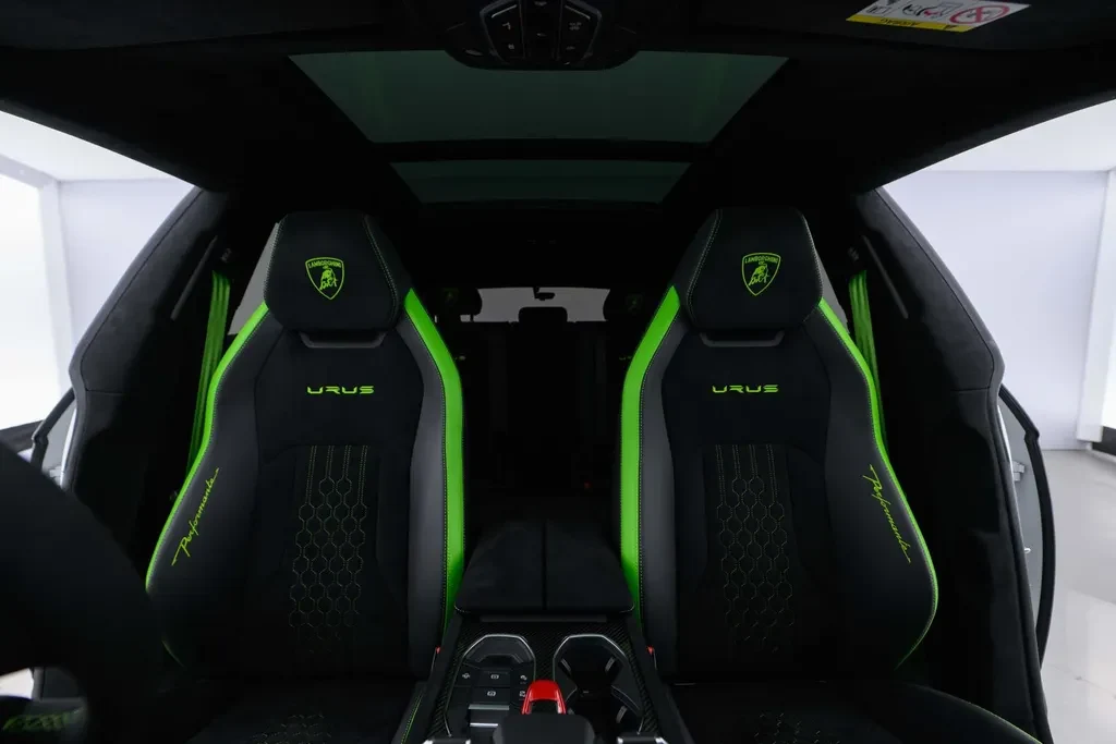 Lamborghini Urus Performante, 7/10