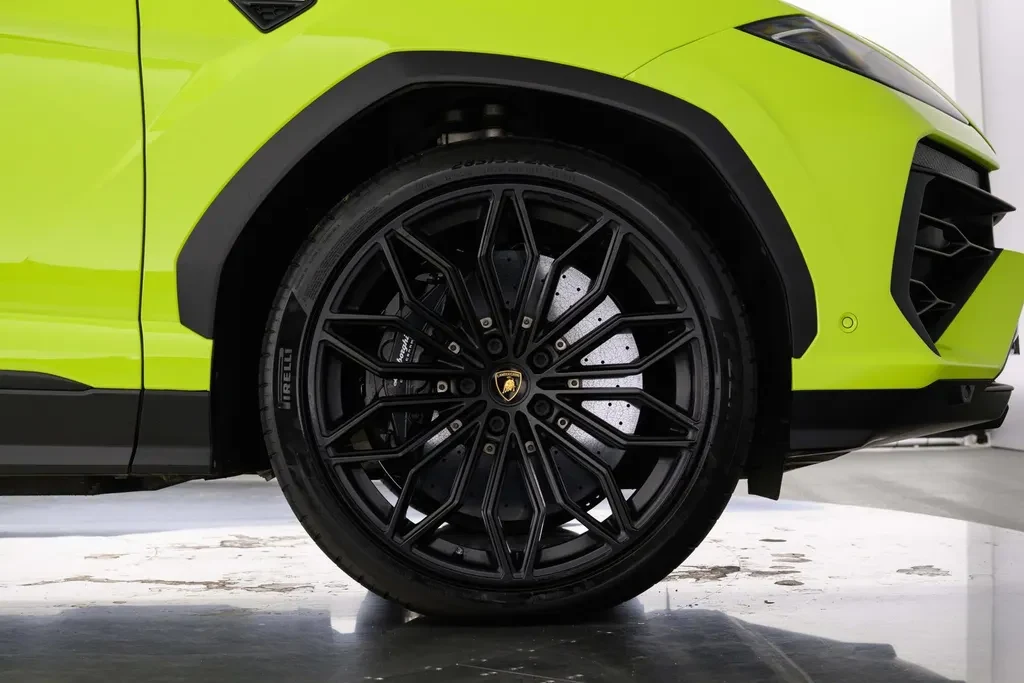 Lamborghini Urus SE, 9/10
