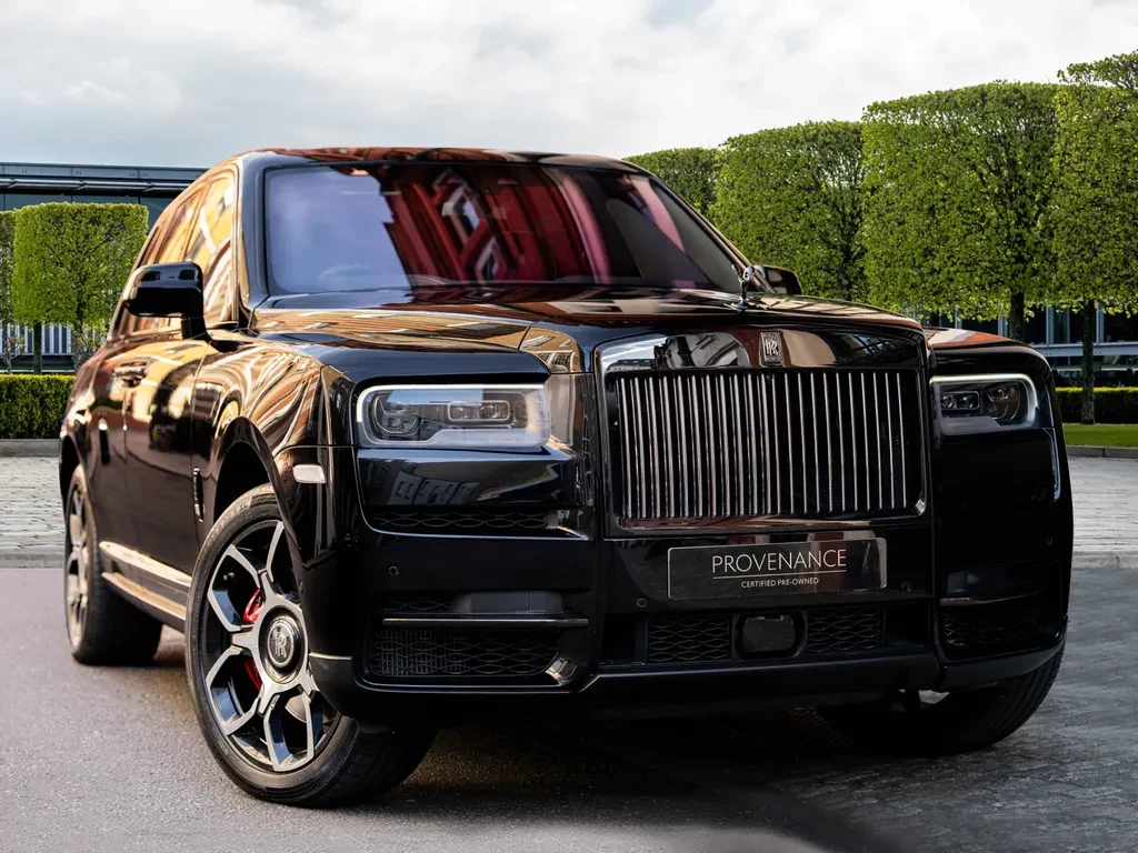 Rolls-Royce Cullinan, full-car front three-quarter view.