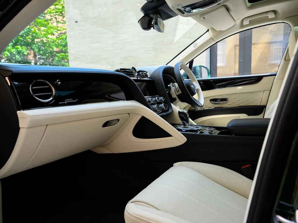 Bentley Bentayga, 2/10