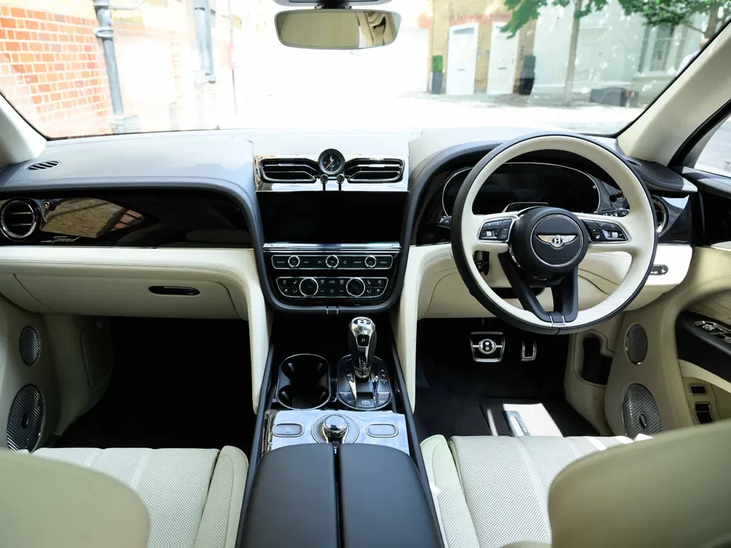 Bentley Bentayga, 4/10