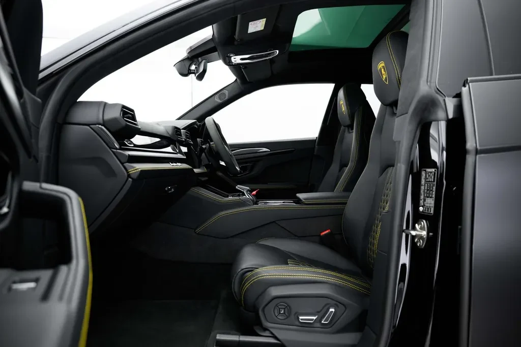 Lamborghini Urus SE, 6/10