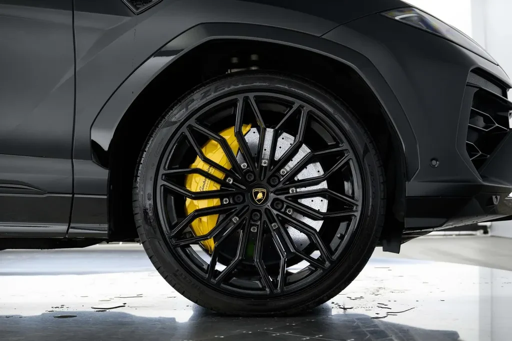 Lamborghini Urus SE, 9/10