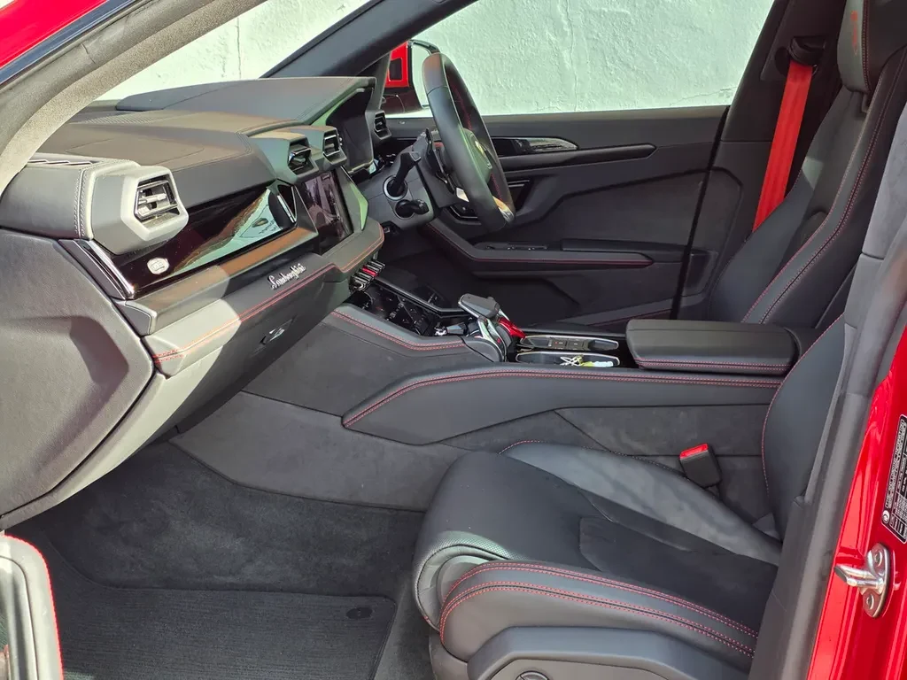 Lamborghini Urus SE, 6/10
