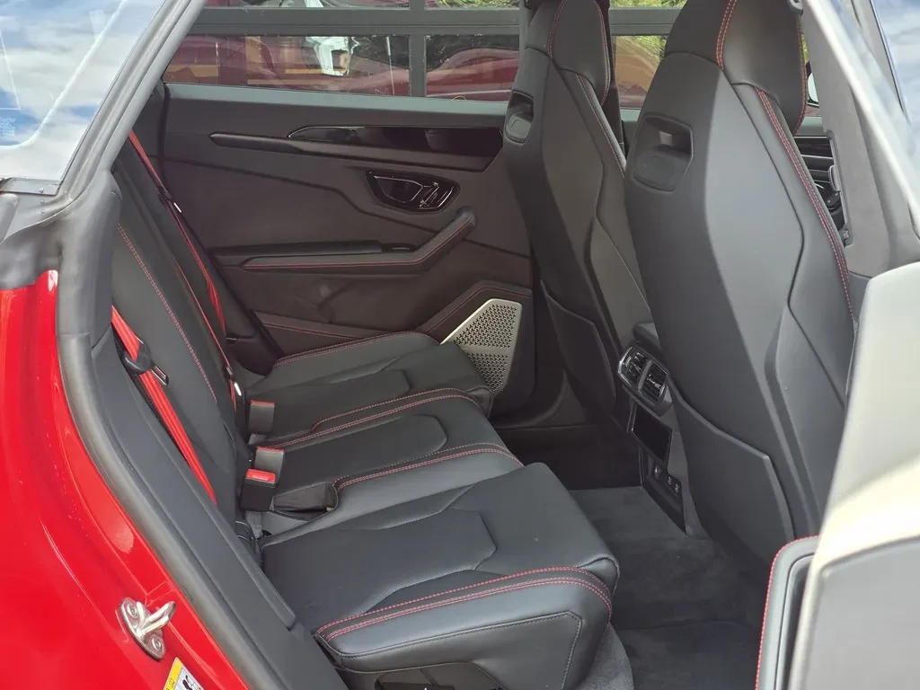 Lamborghini Urus SE, 8/10
