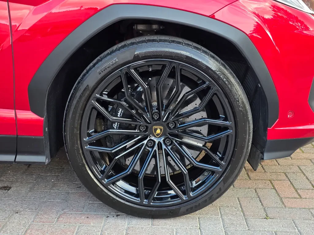 Lamborghini Urus SE, 9/10