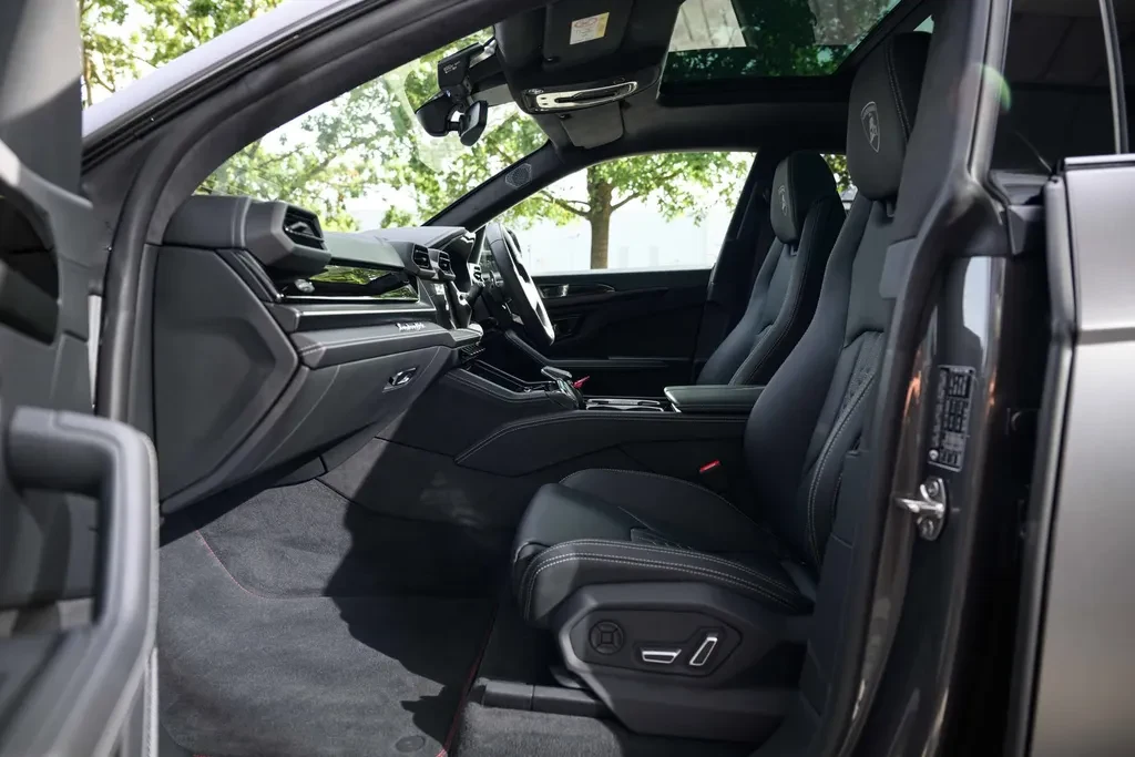 Lamborghini Urus SE, 6/10