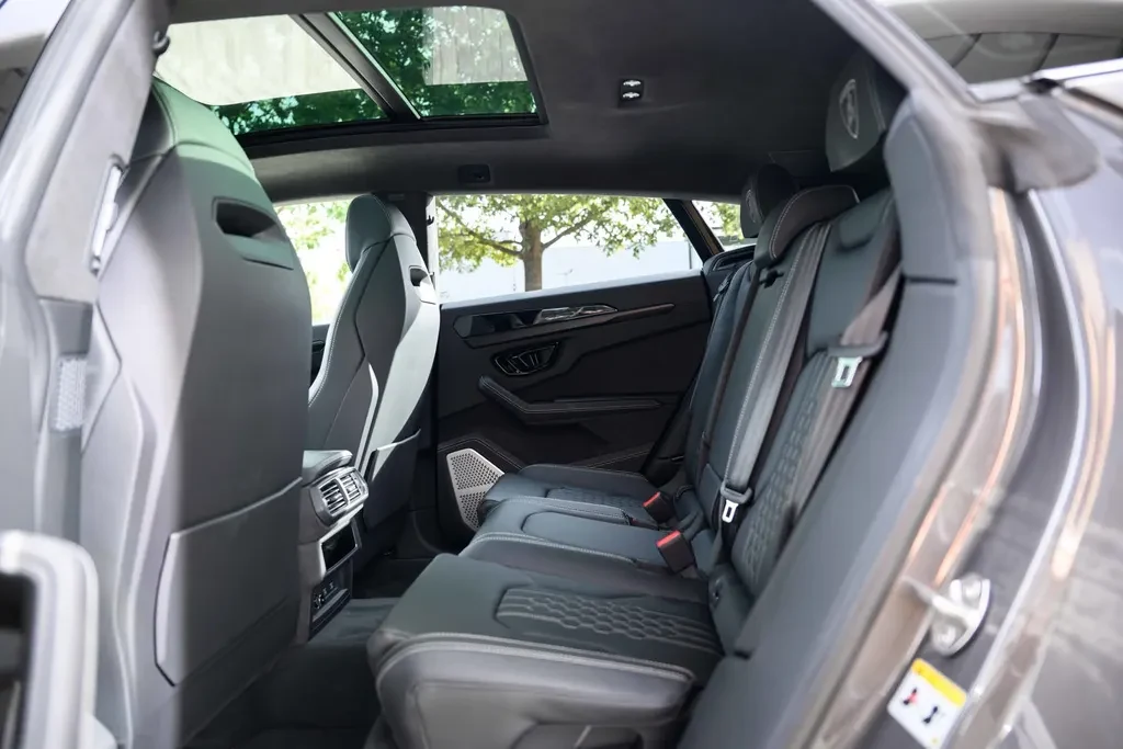Lamborghini Urus SE, 8/10