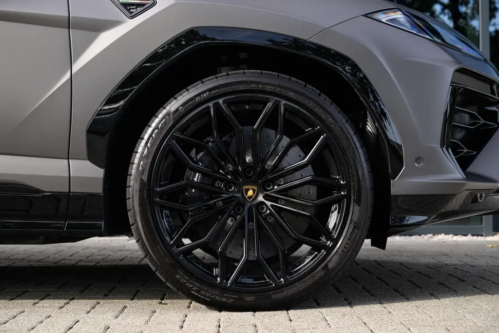Lamborghini Urus SE, 9/10