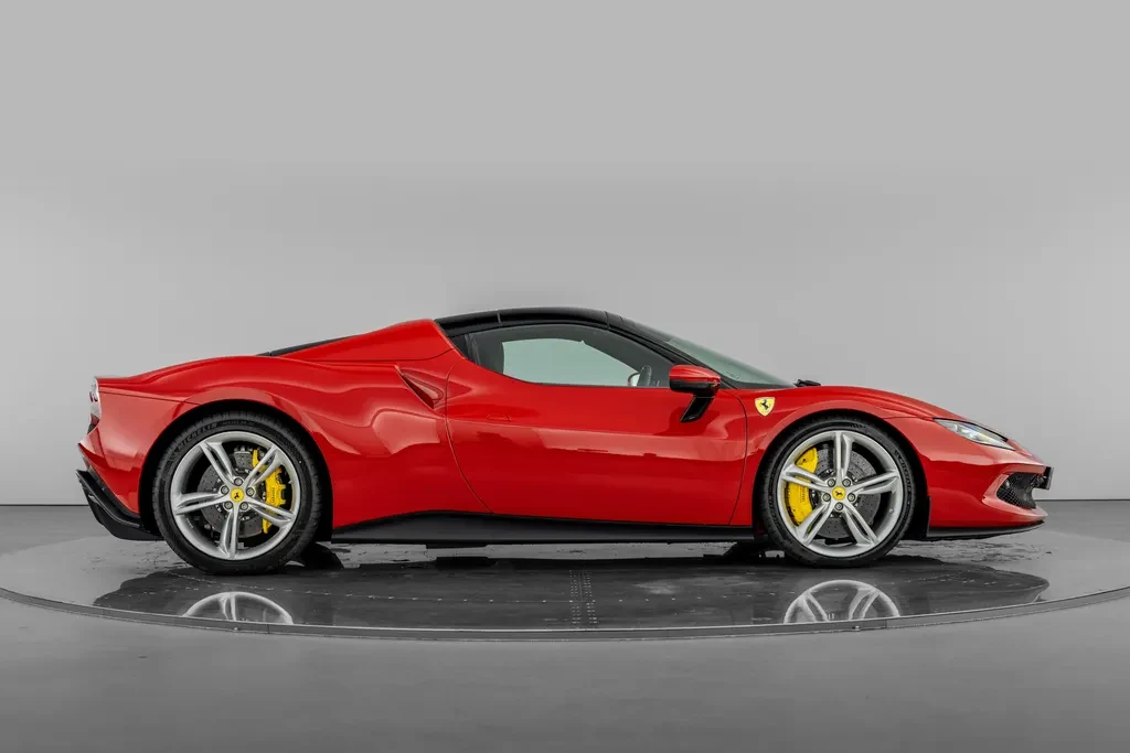 Ferrari 296 GTS, 3/10