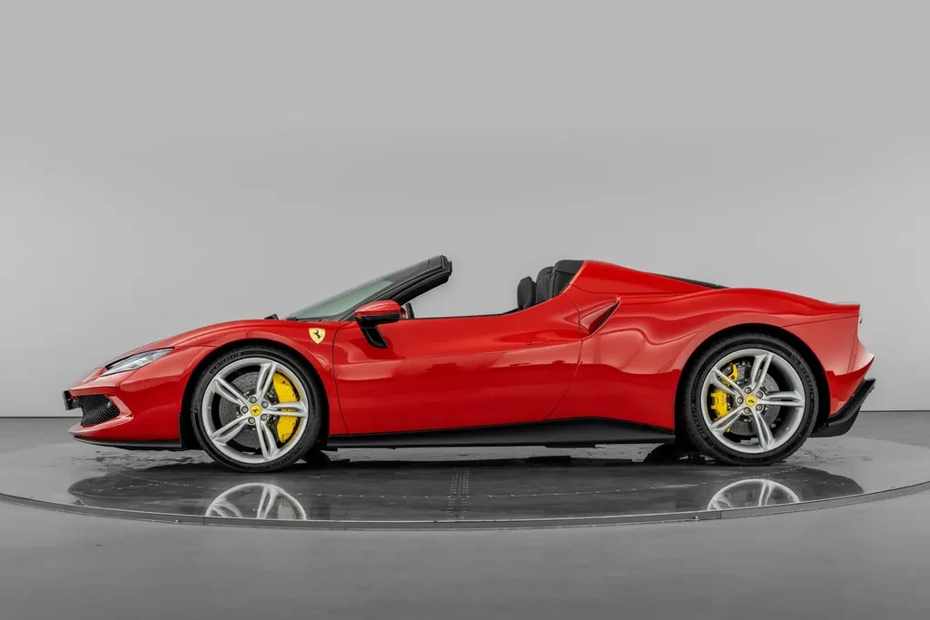Ferrari 296 GTS, 6/10