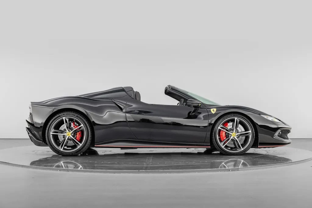 Ferrari 296 GTS, 2/10